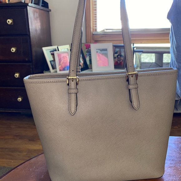 Gold Michael Kors purse in perfect condition! - Picture 8 of 9
